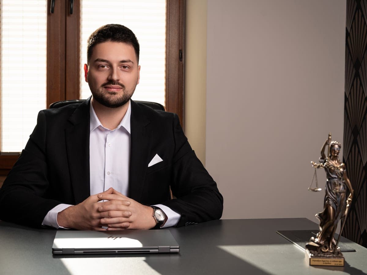 Adwokat Damian Adasiewicz przy biurku w kancelarii w Częstochowie